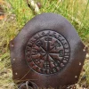 1680000350 - LARP 1 Protège-bras en cuir avec embossage Vegvísir, marron, 1 pièce