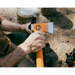 RL661036 - FISKARS Hache Universelle Ultra Light